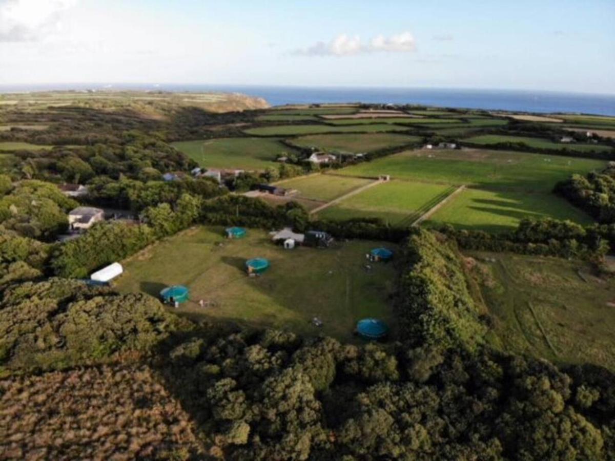 Alder Yurt Wych Elm Glamping Hotell Helston Exteriör bild
